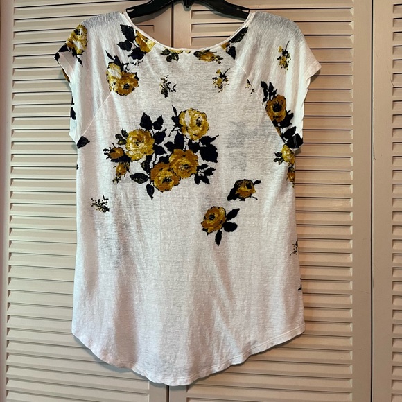 LUCKY BRAND Like New Cap Sleeve Floral Top  in Size Medium. - Picture 3 of 6
